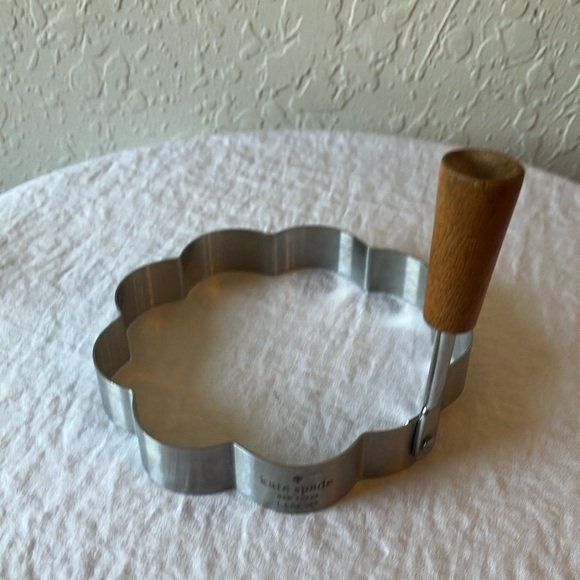 Kate Spade: Heart & Flower Cookie Cutters/Egg mold- set of 2 - Picture 9 of 16